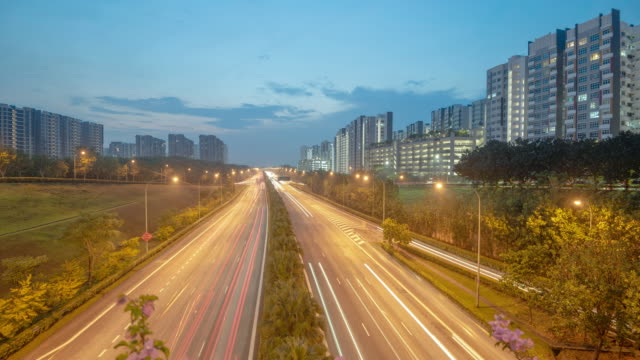 Tag-Nacht-Zeitraffer-Clip-der-Stadt-Verkehre-auf-Autobahn-Straße-umgeben-von-high-Rise-Wohnungen,-Singapur