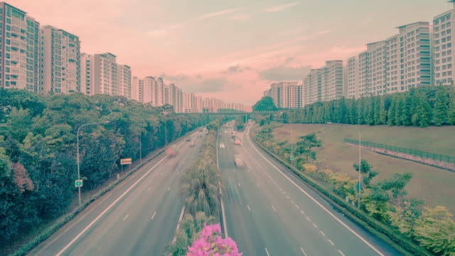 Zeitraffer-Clip-von-City-Car-Traffic-entlang-Autobahn-Straße-umgeben-von-high-Rise-Wohnungen,-Singapur