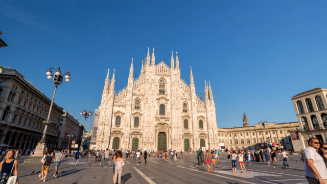 Milan-Italy-time-lapse-4K,-city-skyline-timelapse-at-Milano-Duomo-Cathedral