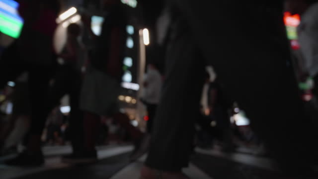 Zeitraffer---Nachtansicht-von-Scramble-Kreuzung-in-Shibuya-(Soft-Fokus)
