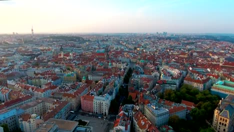 Birdseye-aéreo-volando-bajo-alrededor-de-ciudad-vieja,-Praga,-República-Checa