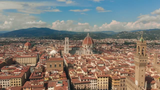 Vista-aérea-de-la-ciudad-de-Florencia-y-Catedral-de-Santa-Maria-del-Fiore-4K-Video-de-aviones-no-tripulados