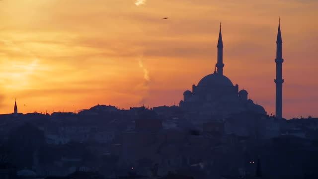 Sunset-dawn-view-of-Sultan-Ahmed-Mosque-in-Istanbul,-travel-to-Turkey,-timelapse