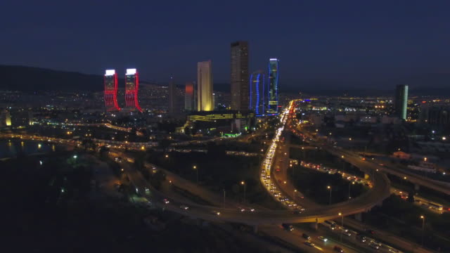 Carretera-de-coche-de-drone-de-Izmir-noche-vista-airvideo-forma