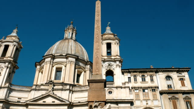 tracking-shot-on-Bernini's-fountain-in-Piazza-Navona,-Rome