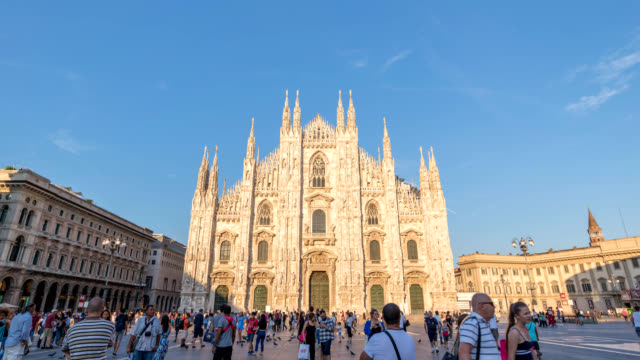 Milan-Italy-time-lapse-4K,-city-skyline-timelapse-at-Milano-Duomo-Cathedral