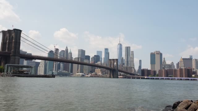 Puente-de-Brooklyn-Manhattan-New-York-city-skyline-timelapse