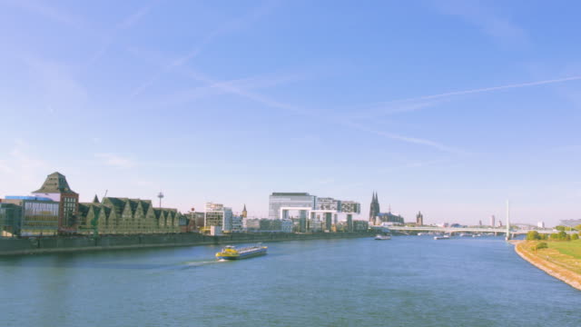 Kölner-Skyline-mit-Kuppel,-Kran-Häuser-und-Fluss-Rhein