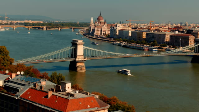 Puente-de-las-cadenas,-Budapest,-Hungría