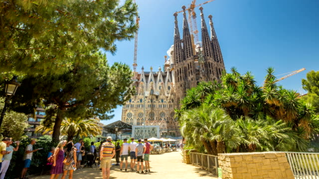 Timelapse-Fußgänger-zu-Fuß-in-der-Sagrada-Familia-im-Sommer,-Barcelona,-Spanien