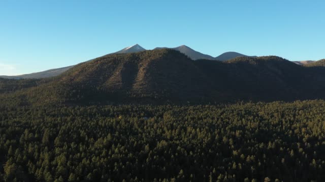 Tolle-Luftaufnahmen-Drohne-Blick-auf-Buffalo-Park-und-Humphreys-Peak,-Flagstaff,-Arizona,-USA