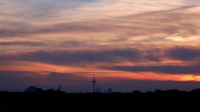 Zeitraffer-der-Sonnenaufgang-über-dem-Stadtbild-von-Köln