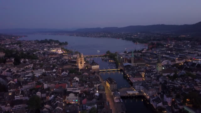 Dämmerung-beleuchtet-Zürich-Stadt-Zentrum-am-Fluss-See-Ansicht-Luftbild-Panorama-4k-Schweiz