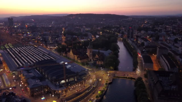 Sonnenuntergang-beleuchtet-Zürich-City-Center-am-Flussufer-Antenne-Panorama-4k-Schweiz
