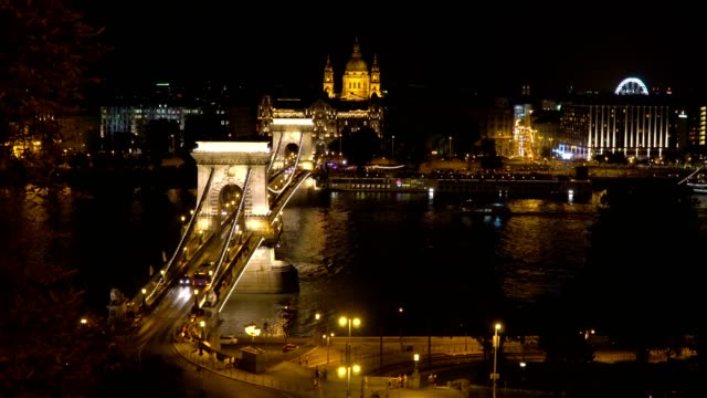 Kettenbrücke-in-Budapest