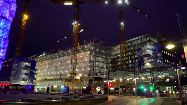Zwei-Turmdrehkrane-auf-einer-Baustelle-in-Stockholm-Schweden