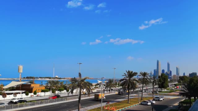 Blauer-Himmelsblick-auf-Abu-Dhabi-Stadttürme,-Skyline-und-corniche