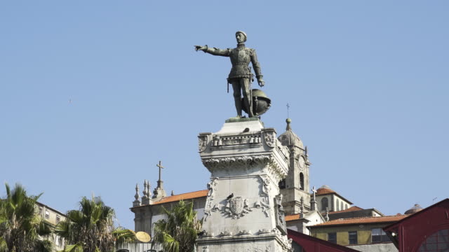 Statue-des-Prinzen-Heinrich-auf-dem-Platz-in-Porto