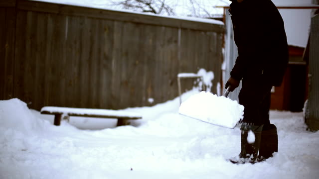 Arbeit-nach-der-verschneiten-Nacht.-Mann-mit-einer-Schaufel-Schnee-aus-seinem-Hof-an-einem-kalten-verschneiten-Morgen-entfernen.