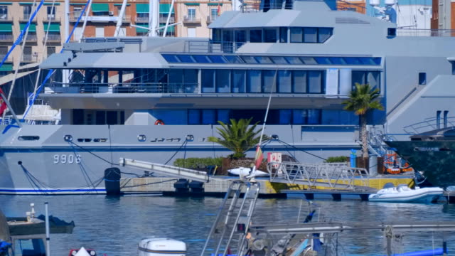 Barcos-y-grandes-yates-amarrados-en-el-puerto-de-Valencia