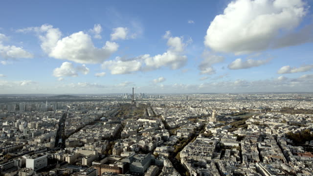 Paris,-Frankreich---20.-November-2014:-Große-Establishing-shot-von-Paris.-Tagsüber-bei