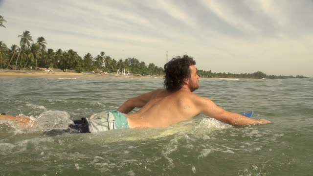 SLOW-MOTION:-Surfer-paddling-out