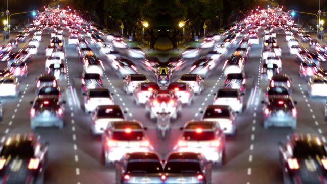 Traffic-in-the-city-night.-Avenue-Time-Lapse,-symmetric