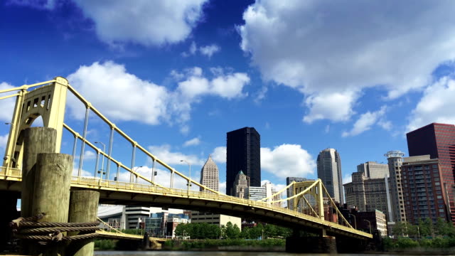 Ein-Sommer-Zeitraffer-Aufnahme-der-skyline-von-Pittsburgh.