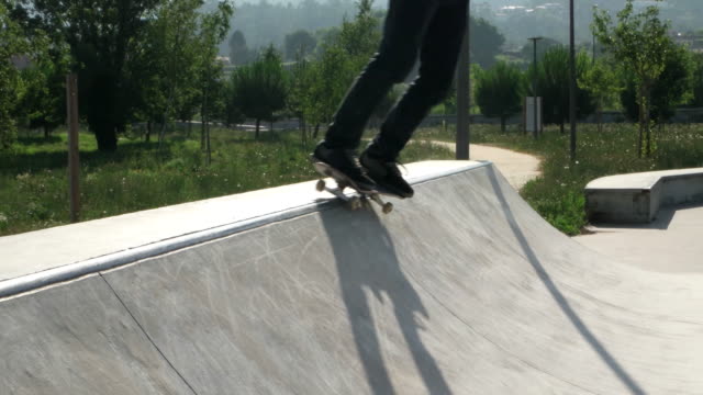 Skateboarder-performing-a-grind