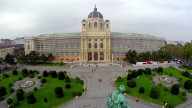 Vienna's-National-Natural-History-museum-aerial-shot,-European.-Beautiful-aerial-shot-above-Europe,-culture-and-landscapes,-camera-pan-dolly-in-the-air.-Drone-flying-above-European-land.-Traveling-sightseeing,-tourist-views-of-Austria.