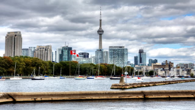 Timelapse-Blick-auf-Toronto-mit-Booten-in-den-Vordergrund