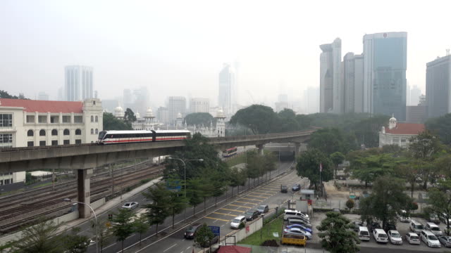 4-k-Filmmaterial-von-Straße-und-LRT-Titel-in-Kuala-Lumpur,-während-starke-haze