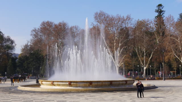 Lugar-turístico-de-Sevilla-famosa-fuente-de-plaza-de-españa-4-k,-España