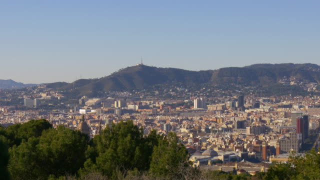 panorama-de-la-ciudad-de-barcelona-luz-de-sol-vista-al-Palacio-Real,-4-k,-España