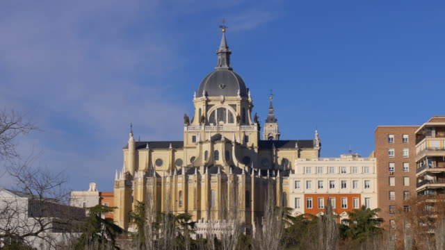 Spanien-an-einem-sonnigen-Tag-mit-blauem-Himmel-madrid-almudena-Kathedrale-panorama-\"4-k