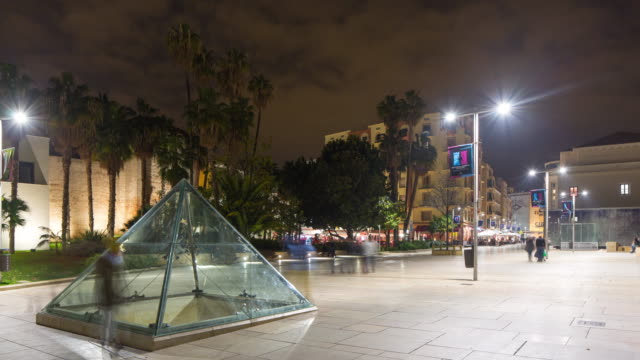 Málaga-Nachtlicht-Stadt-Platz-in-der-Nähe-von-Ruinen-4-k-Zeitraffer-Spanien
