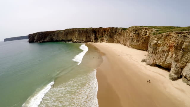 Vídeos-con-vistas-aéreas-de-la-hermosa-bahía-y-la-playa-de-arena-de-Praia-do-Beliche-cerca-de-Cabo-Sao-Vicente,-Algarve,-Portugal,-región