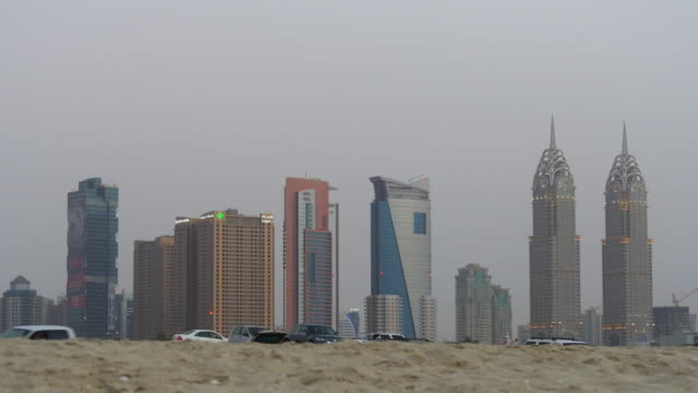 tecom-cuadra-de-los-edificios-de-la-ciudad-por-la-noche,-4-k,-Emiratos-Árabes-Unidos