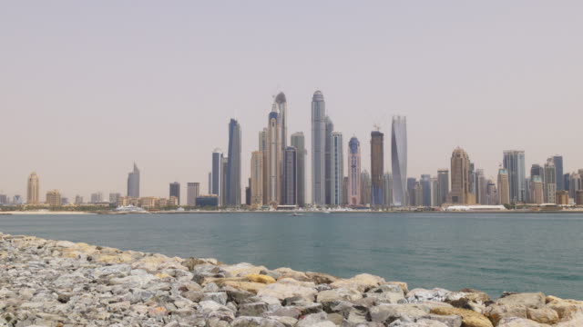 Día-de-la-Marina-de-dubai,-Emiratos-Árabes-Unidos,-famoso-edificio-con-vista-panorámica-a-Palma-4-K