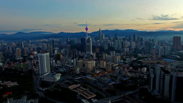 Kuala-Lumpur-Stadt-Skyline-Luftbild-bei-Sonnenaufgang