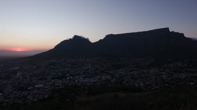 Zeitraffer-der-Sonnenaufgang-und-den-Tafelberg,-Kapstadt,-Südafrika