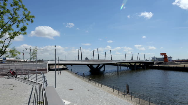 Brücke-vor-HafenCity-Universität,-Hamburg,-Deutschland