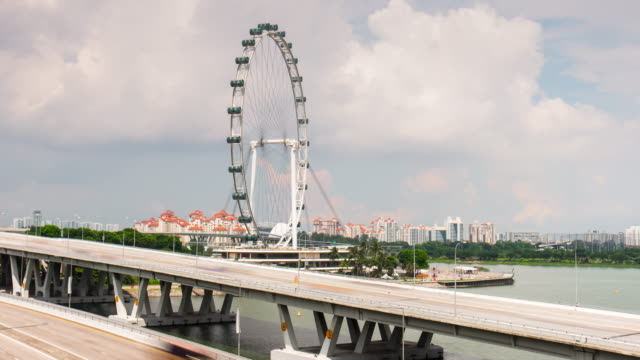 Singapur-Sonnentag-Hafen-Verkehr-Brücke-berühmten-Flyer-Fluss-bay-4-k-Zeitraffer