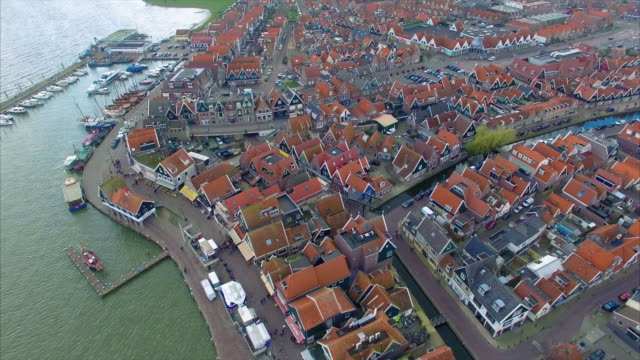 Ciudad-de-Volendam-en-Holanda-del-norte,-aérea-vista-de-agua-y-edificios