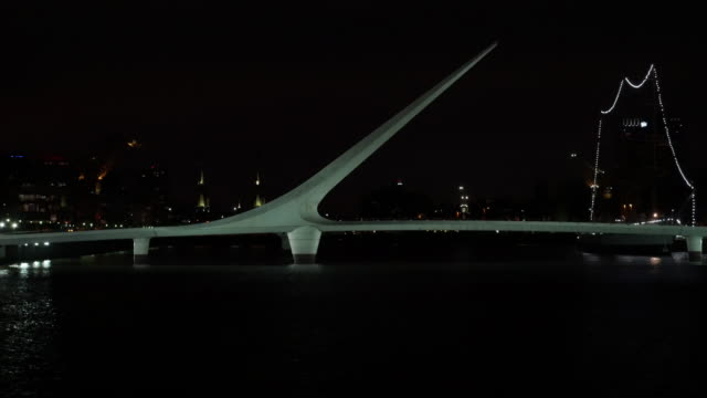 Puente-de-la-mujer-en-Puerto-Madero,-Buenos-Aires