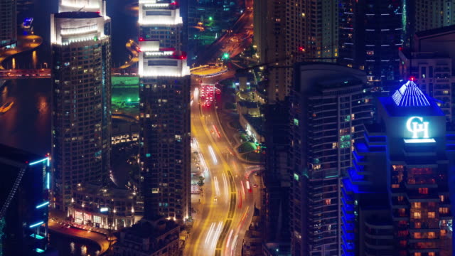 panorama-de-camino-de-Dubai-ciudad-noche-luz-techo-superior-tráfico-4-tiempo-k-lapso-Emiratos-Árabes-Unidos