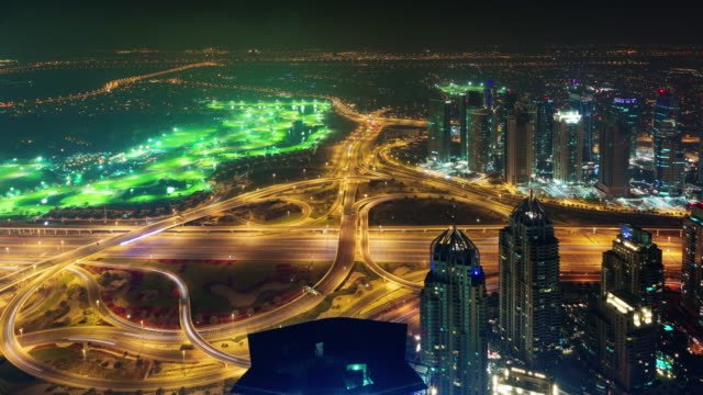 Dubai-Nacht-Beleuchtung-Verkehr-Straße-Kreuzung-Dach-Panorama-4-k-Zeit-verfallen-Vereinigte-Arabische-Emirate