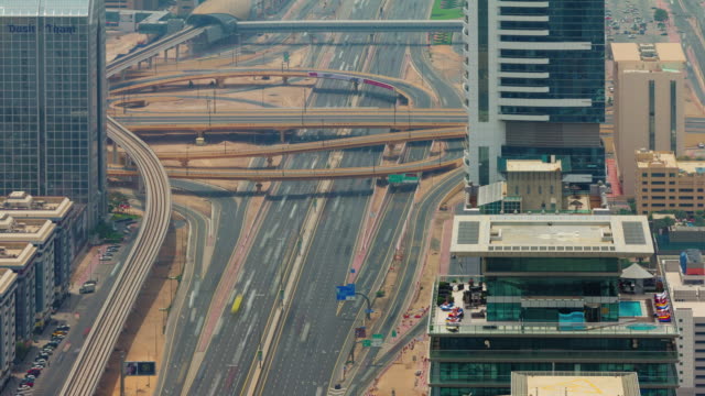 Dubai-Verkehrsknotenpunkt-Straße-heißen-Tag-hautnah-Dach-anzeigen-4-k-Zeit-verfallen-Vereinigte-Arabische-Emirate