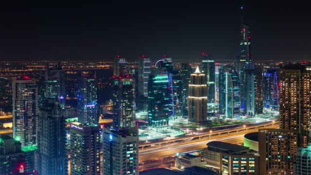 Dubai-marina-principal-del-tráfico-carretera-noche-luz-techo-superior-panorama-4-tiempo-k-lapso-Emiratos-Árabes-Unidos