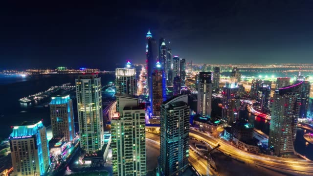 Dubai-marina-centro-noche-iluminación-techo-superior-panorama-4-tiempo-k-lapso-Emiratos-Árabes-Unidos